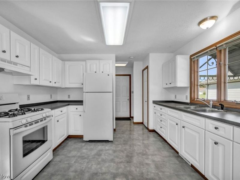 441 Pemberton Drive, Elyria, OH 44035 Photo 9