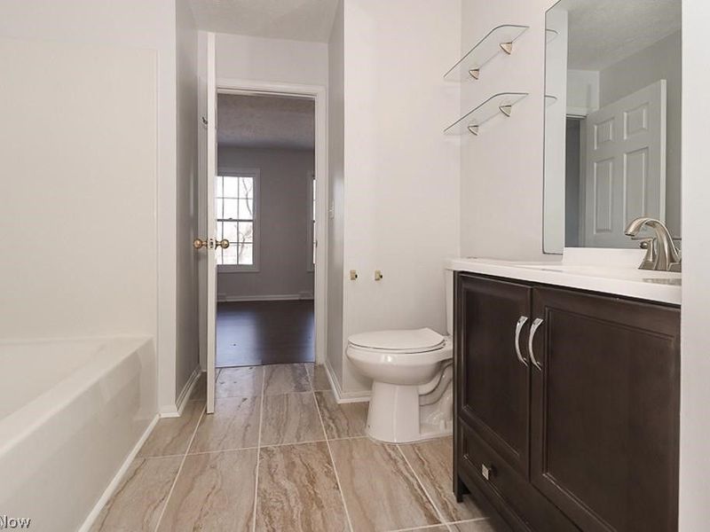 8230 Chester Pkwy Parkway, Cleveland, OH 44103 Photo 14