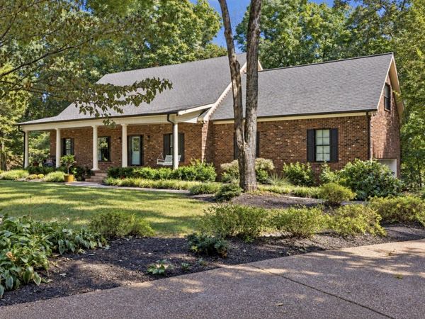 102 Ridglea Ct, Burns, TN 37029