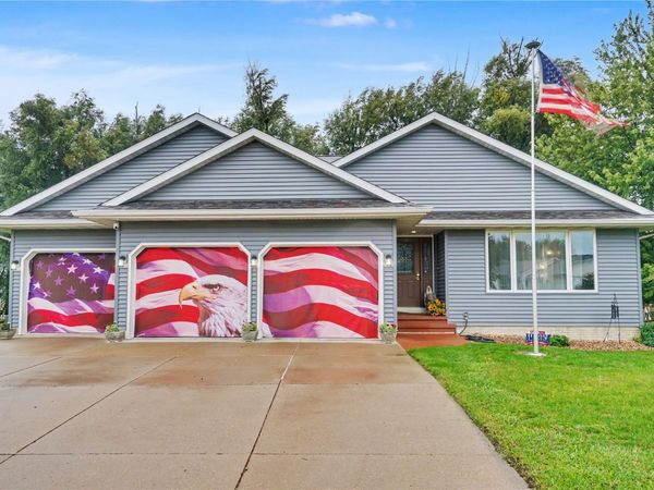 811 Valley Court , Center Point, IA 52213