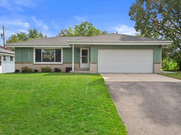 9537 W Sarasota Pl, Wauwatosa, WI 53222