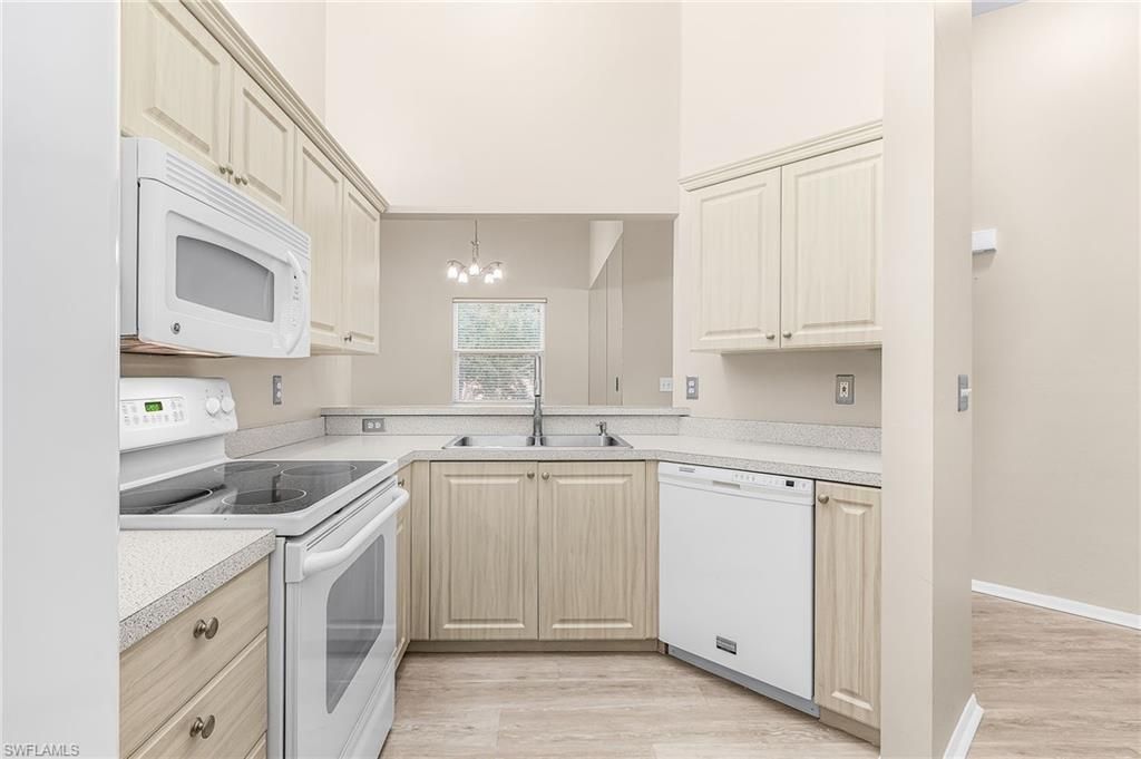 305 Robin Hood Cir , Unit 204, Naples, FL 34104 Photo
