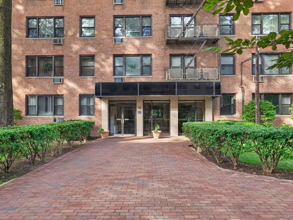 4 Birchwood Court , Unit 4G, Mineola, NY 11501