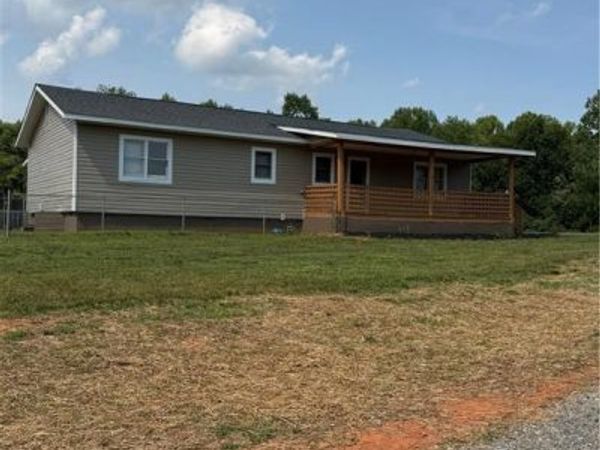 1037 Sues Farm Lane , Yadkinville, NC 27055
