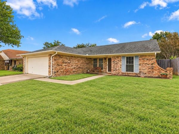 8028 Katie Lane, Watauga, TX 76148