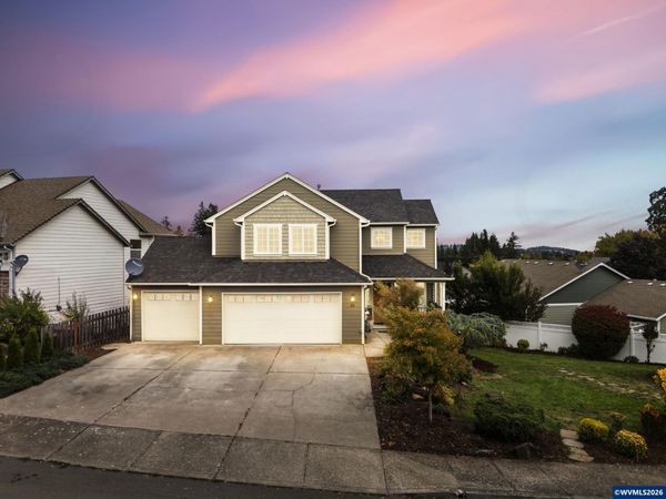 38 Sweden Cir, Silverton, OR 97381