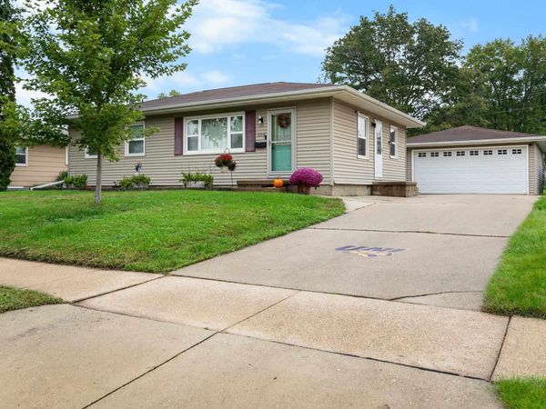 2316 Valley Park Drive, Cedar Falls, IA 50613