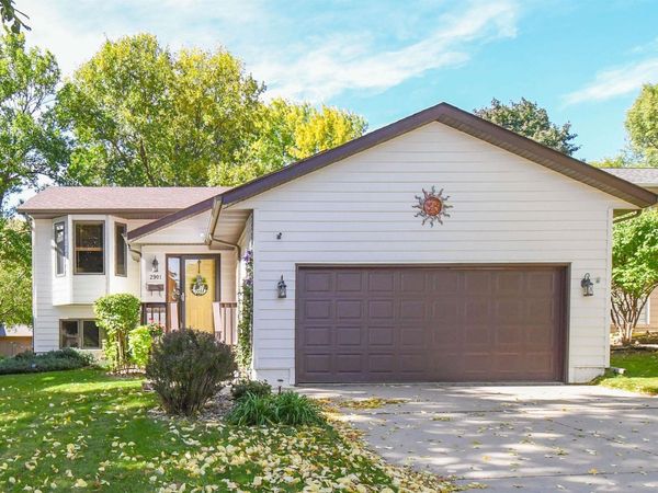 2901 S Pepper Ridge Ave, Sioux Falls, SD 57103