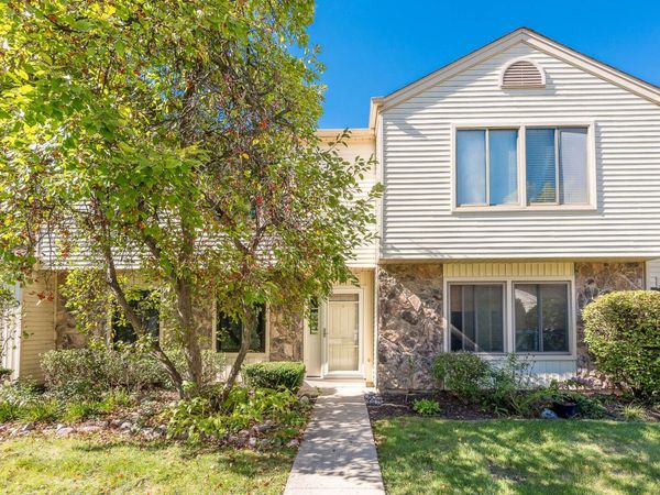 1632 Vermont Drive, Unit 4-2, Elk Grove Village, IL 60007