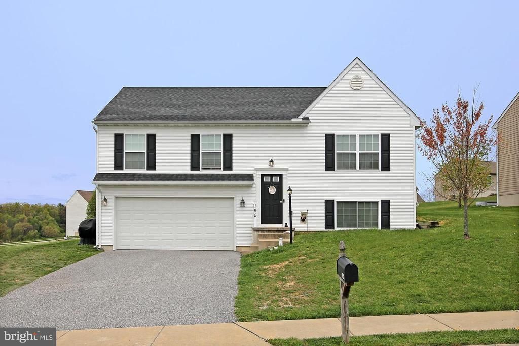 195 BRYN WAY, MOUNT WOLF, PA 17347