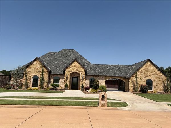 909 NW Thornbury Drive, Lawton, OK 73505