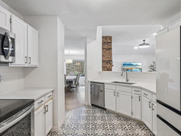 322 Valley Spring Drive, Arlington, TX 76018