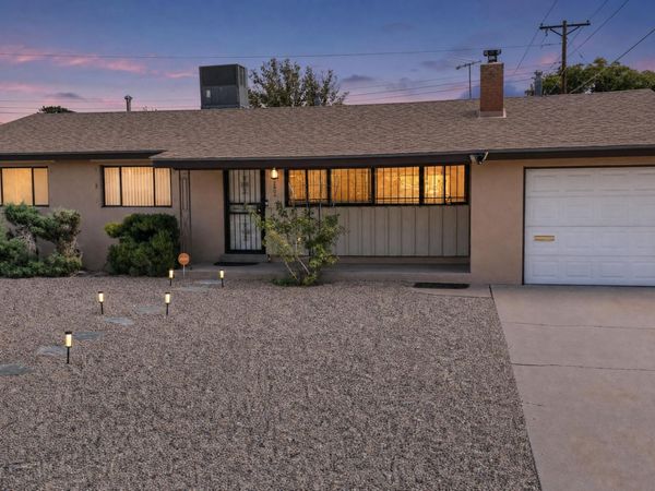 2806 Palomas Drive NE, Albuquerque, NM 87110