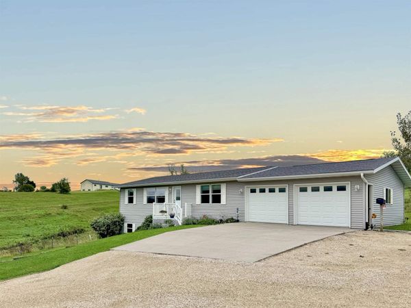 61988 Wildwood Drive, Prairie du Chien, WI 53821