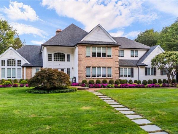 5 Landing Court , Dix Hills, NY 11746