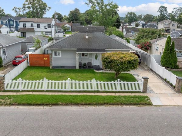 27 Croydon Road , Amityville, NY 11701