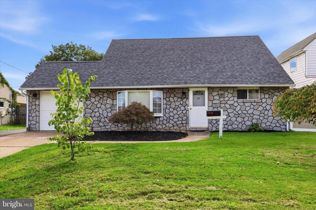 10 EAST LANE, LEVITTOWN, PA 19054
