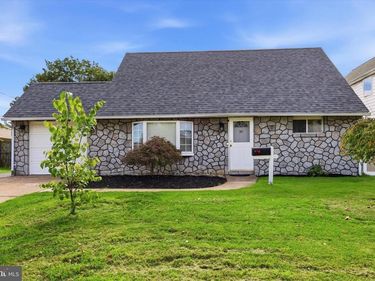 10 EAST LANE, LEVITTOWN, PA 19054
