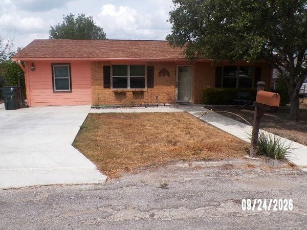 114 W MESQUITE ST, Karnes City, TX 78118