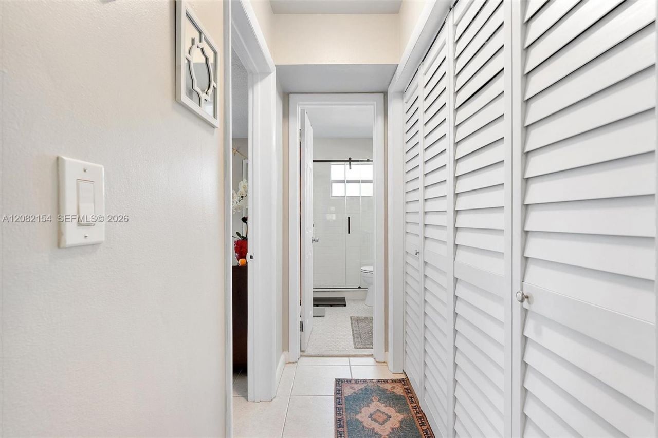 160 NE 8th Ave , Unit 1A, Hallandale Beach, FL 33009 Photo