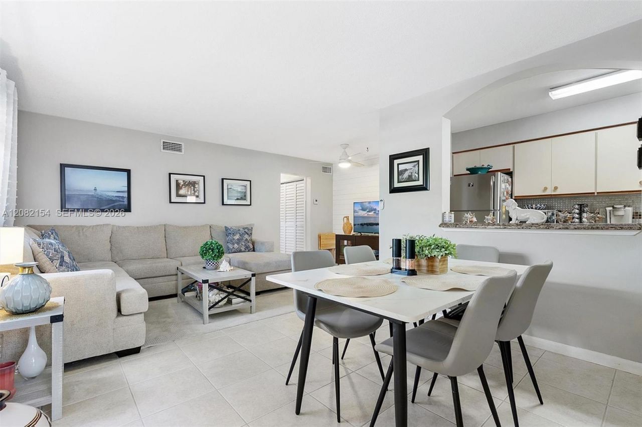 160 NE 8th Ave , Unit 1A, Hallandale Beach, FL 33009 Photo
