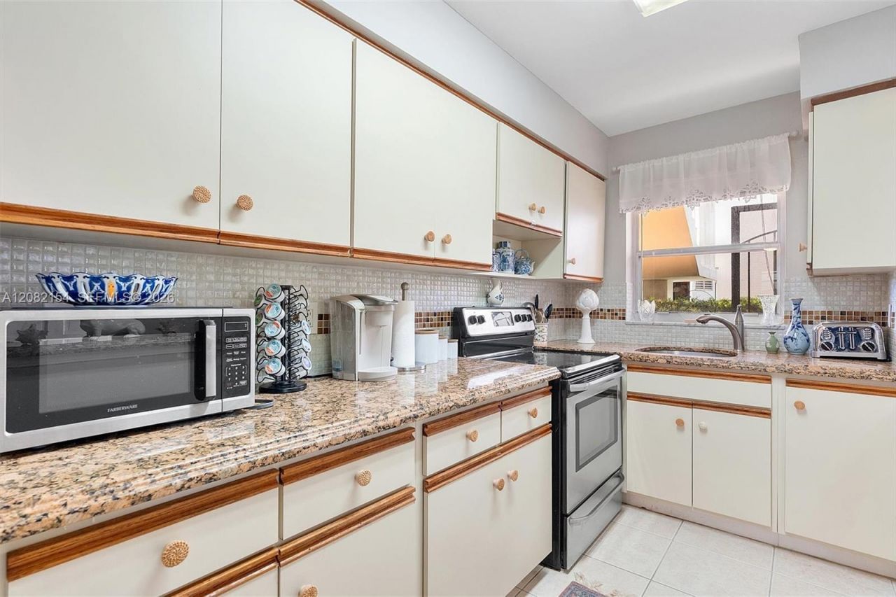 160 NE 8th Ave , Unit 1A, Hallandale Beach, FL 33009 Photo