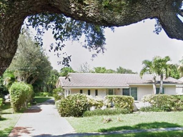 633 NE 119th St, Biscayne Park, FL 33161