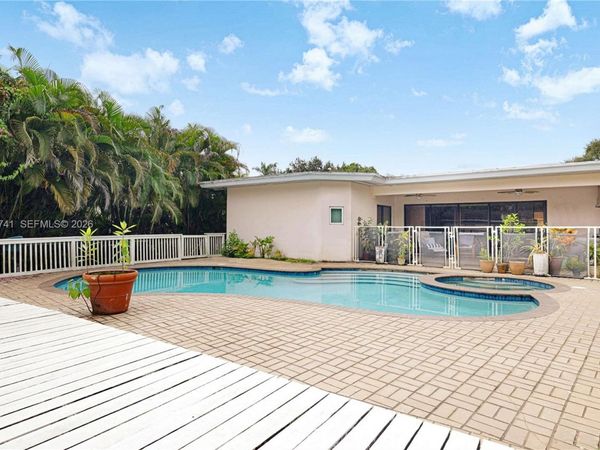 633 NE 119th St, Biscayne Park, FL 33161