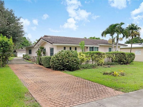 633 NE 119th St, Biscayne Park, FL 33161