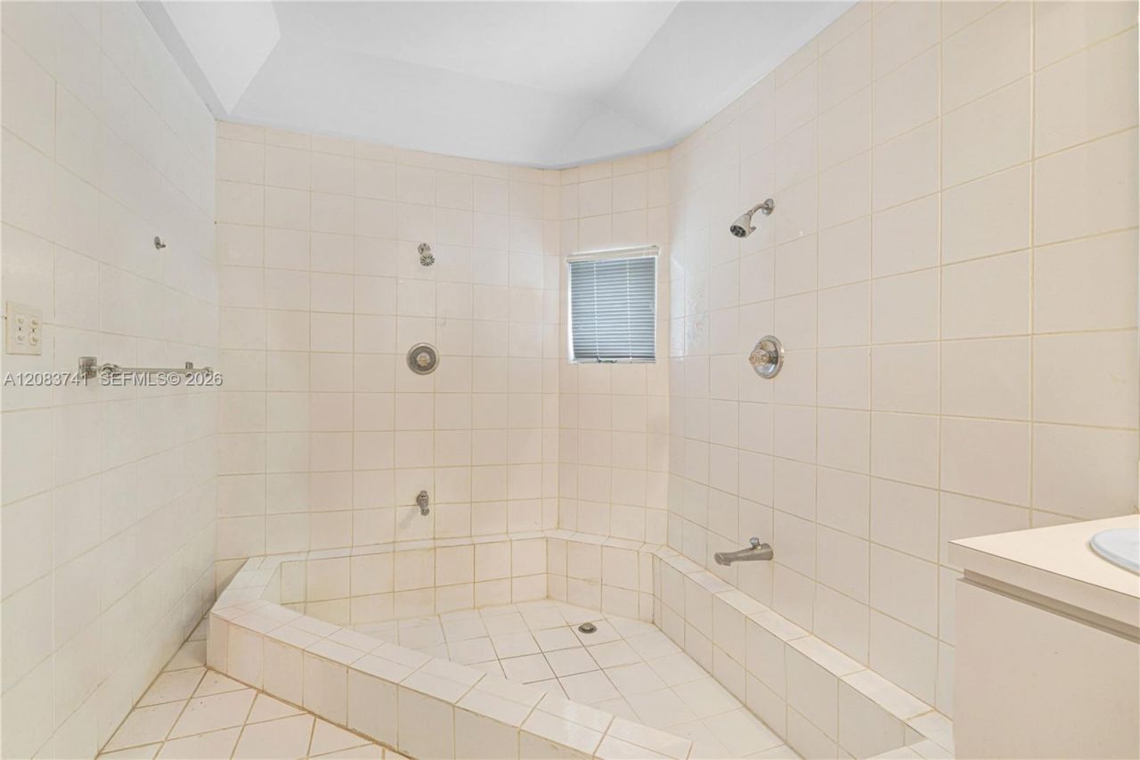 633 NE 119th St, Biscayne Park, FL 33161 Photo