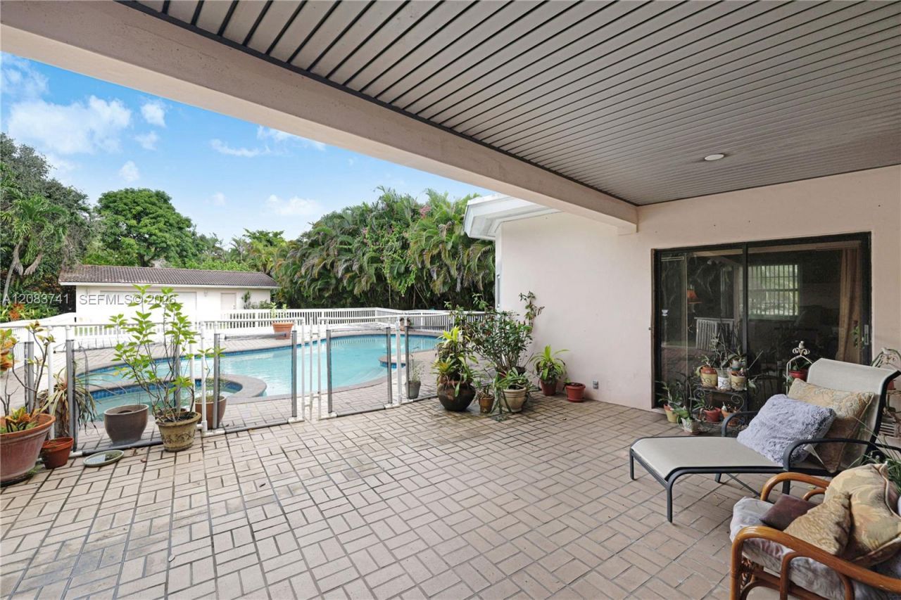 633 NE 119th St, Biscayne Park, FL 33161 Photo