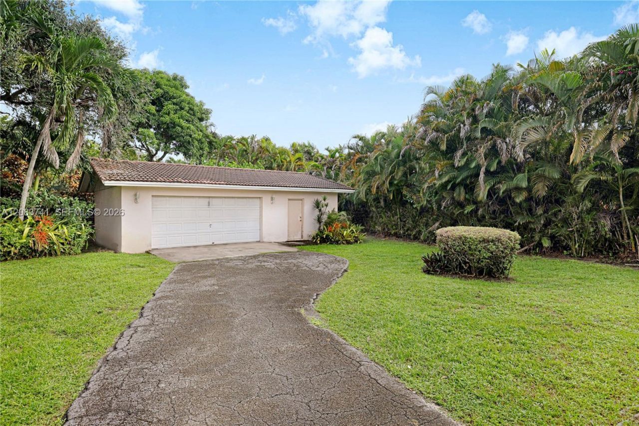 633 NE 119th St, Biscayne Park, FL 33161 Photo