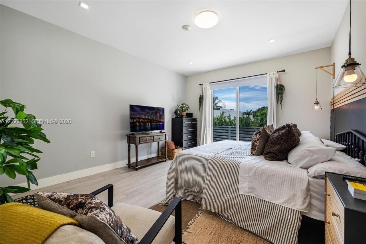 3448 SW 23rd St , Unit 3448, Miami, FL 33145 Photo