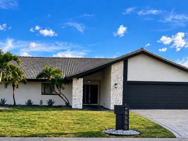 8550 NW 79th St, Tamarac, FL 33321