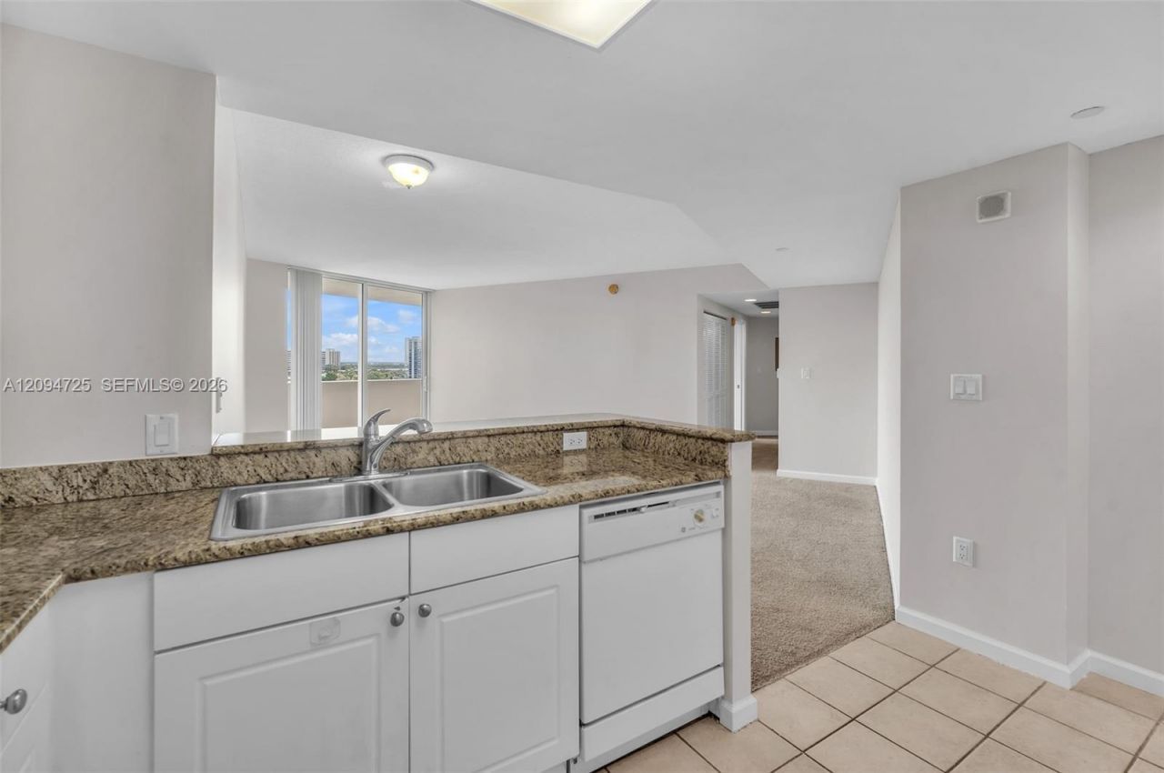 19501 W Country Club Dr , Unit 506, Aventura, FL 33180 Photo