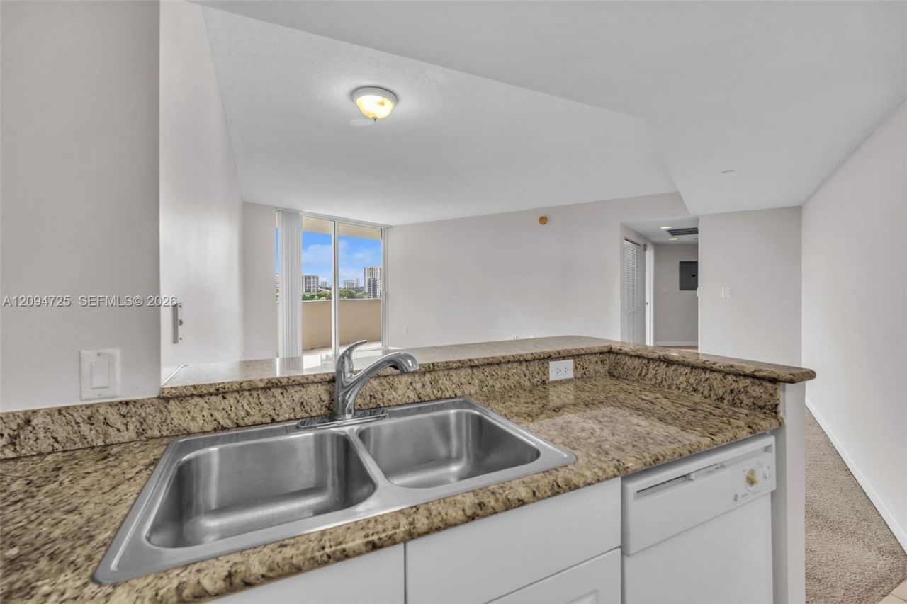 19501 W Country Club Dr , Unit 506, Aventura, FL 33180 Photo