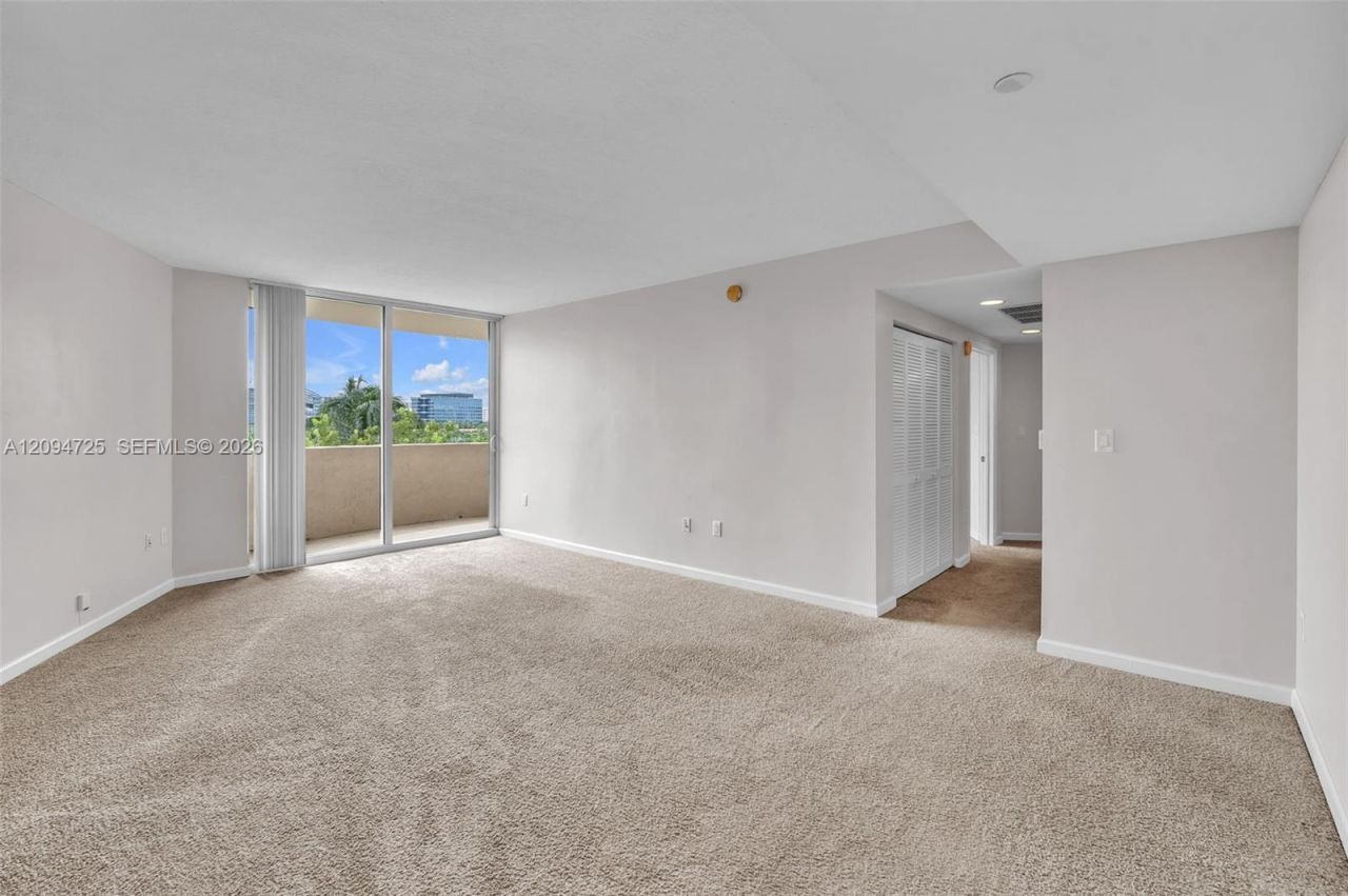19501 W Country Club Dr , Unit 506, Aventura, FL 33180 Photo