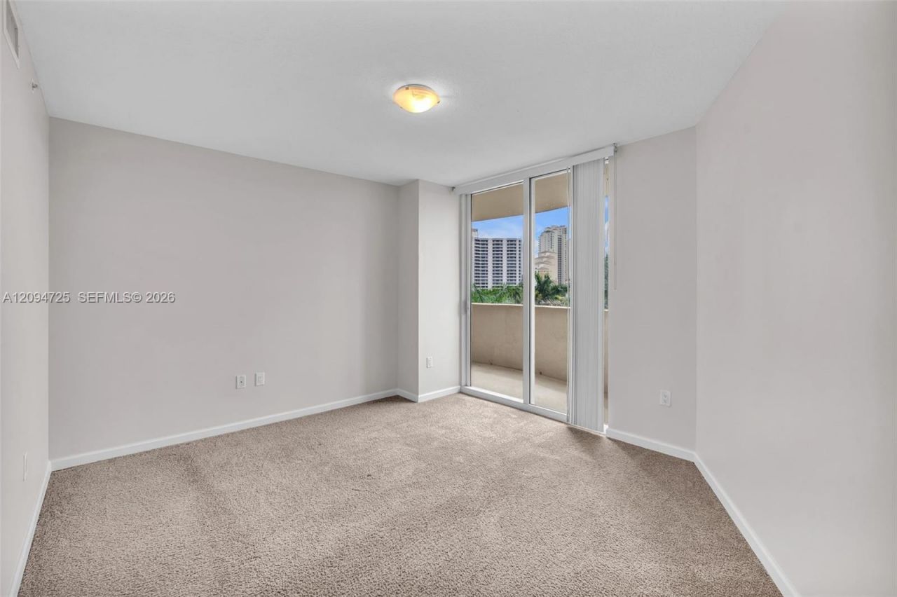 19501 W Country Club Dr , Unit 506, Aventura, FL 33180 Photo