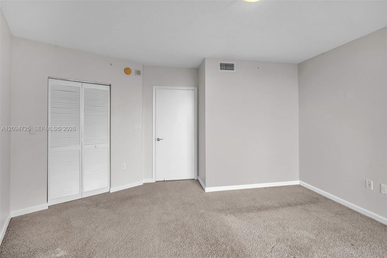 19501 W Country Club Dr , Unit 506, Aventura, FL 33180 Photo