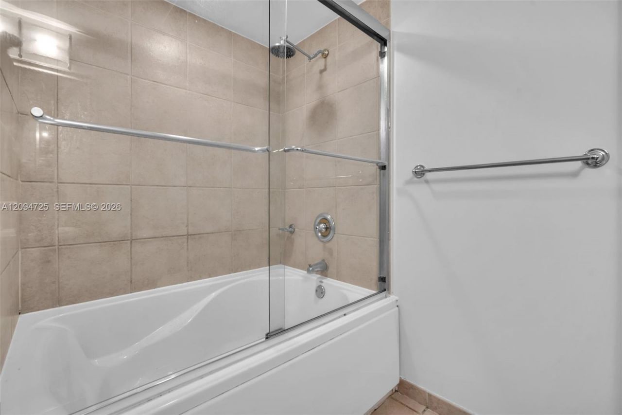 19501 W Country Club Dr , Unit 506, Aventura, FL 33180 Photo