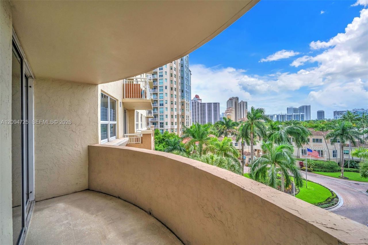 19501 W Country Club Dr , Unit 506, Aventura, FL 33180 Photo