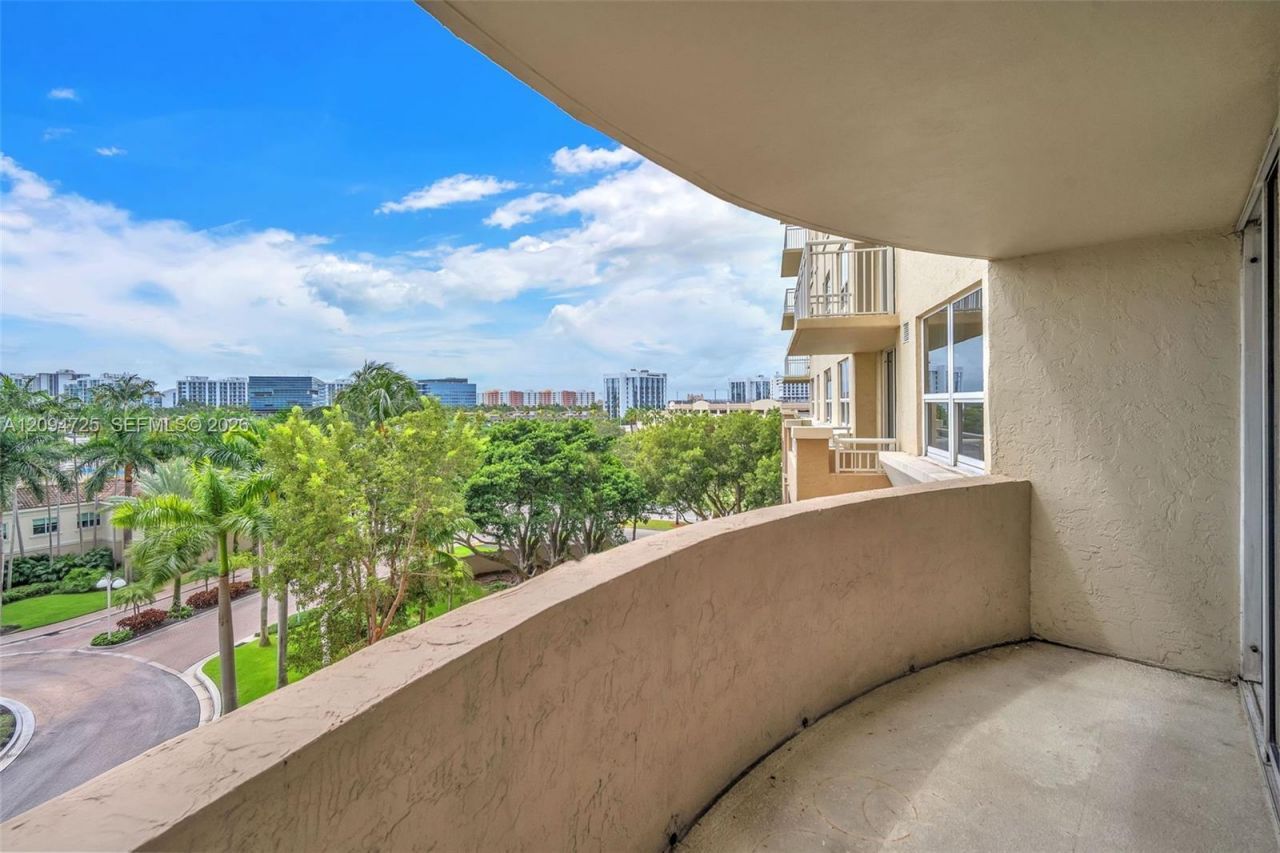 19501 W Country Club Dr , Unit 506, Aventura, FL 33180 Photo