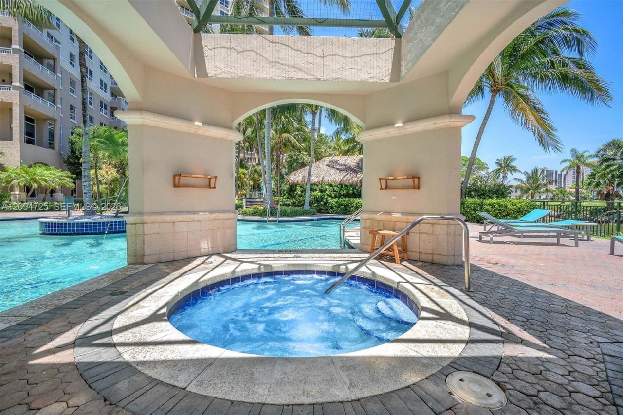 19501 W Country Club Dr , Unit 506, Aventura, FL 33180 Photo