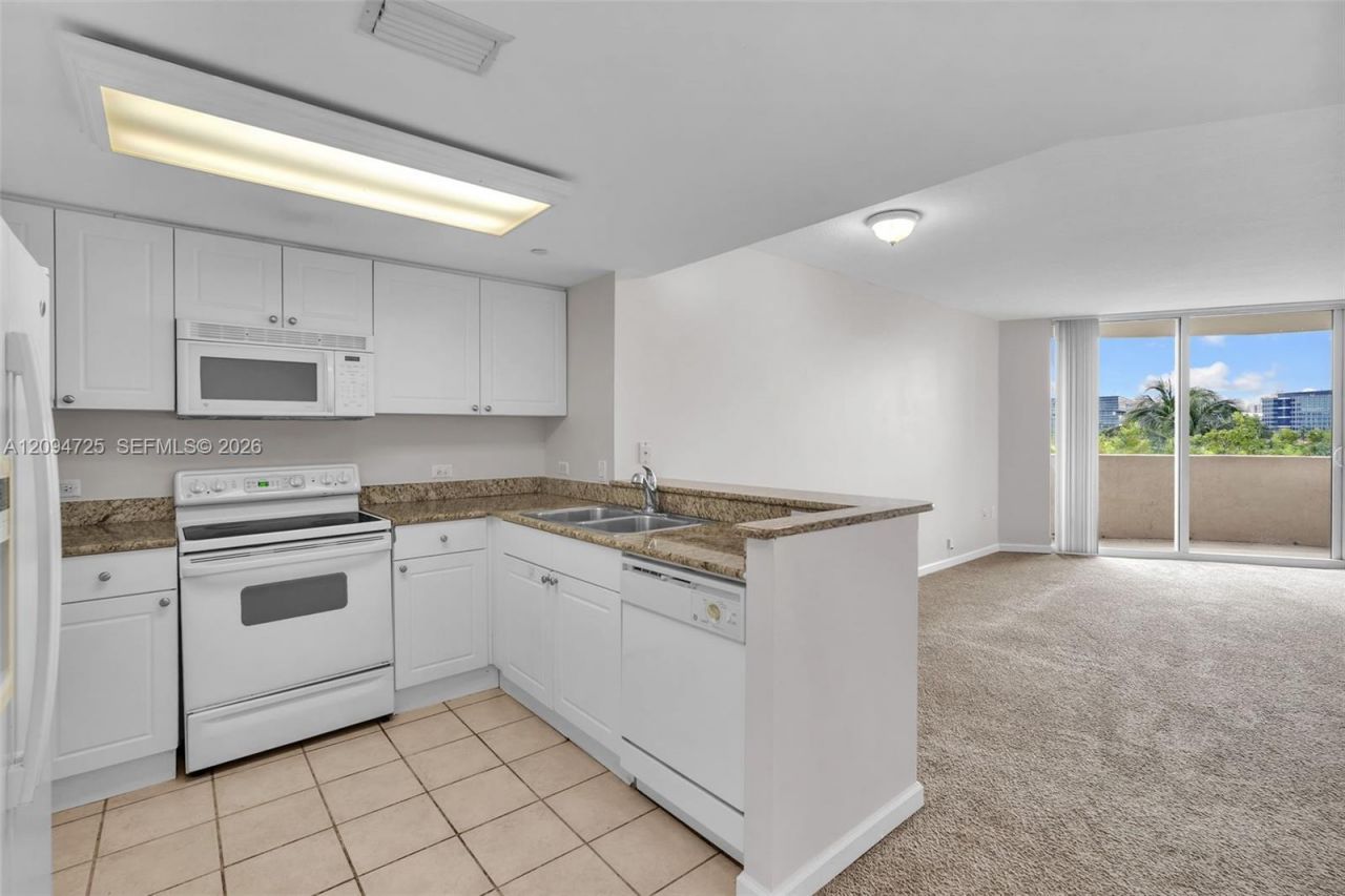 19501 W Country Club Dr , Unit 506, Aventura, FL 33180 Photo