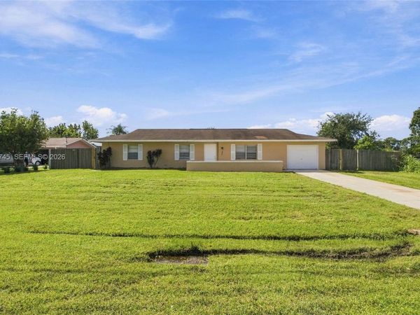 392 NW Ferris Dr , Port St. Lucie, FL 34983