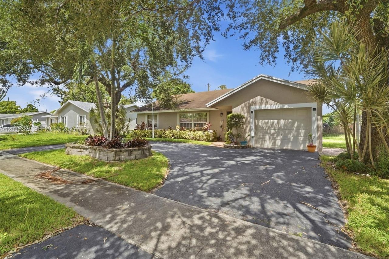 8421 NW 45th St, Lauderhill, FL 33351 Photo