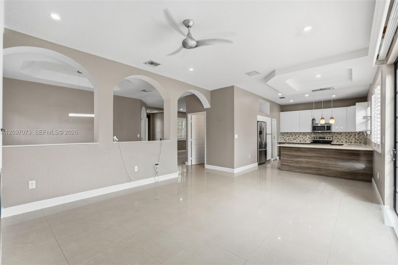 2001 NW 99th Ter, Pembroke Pines, FL 33024 Photo