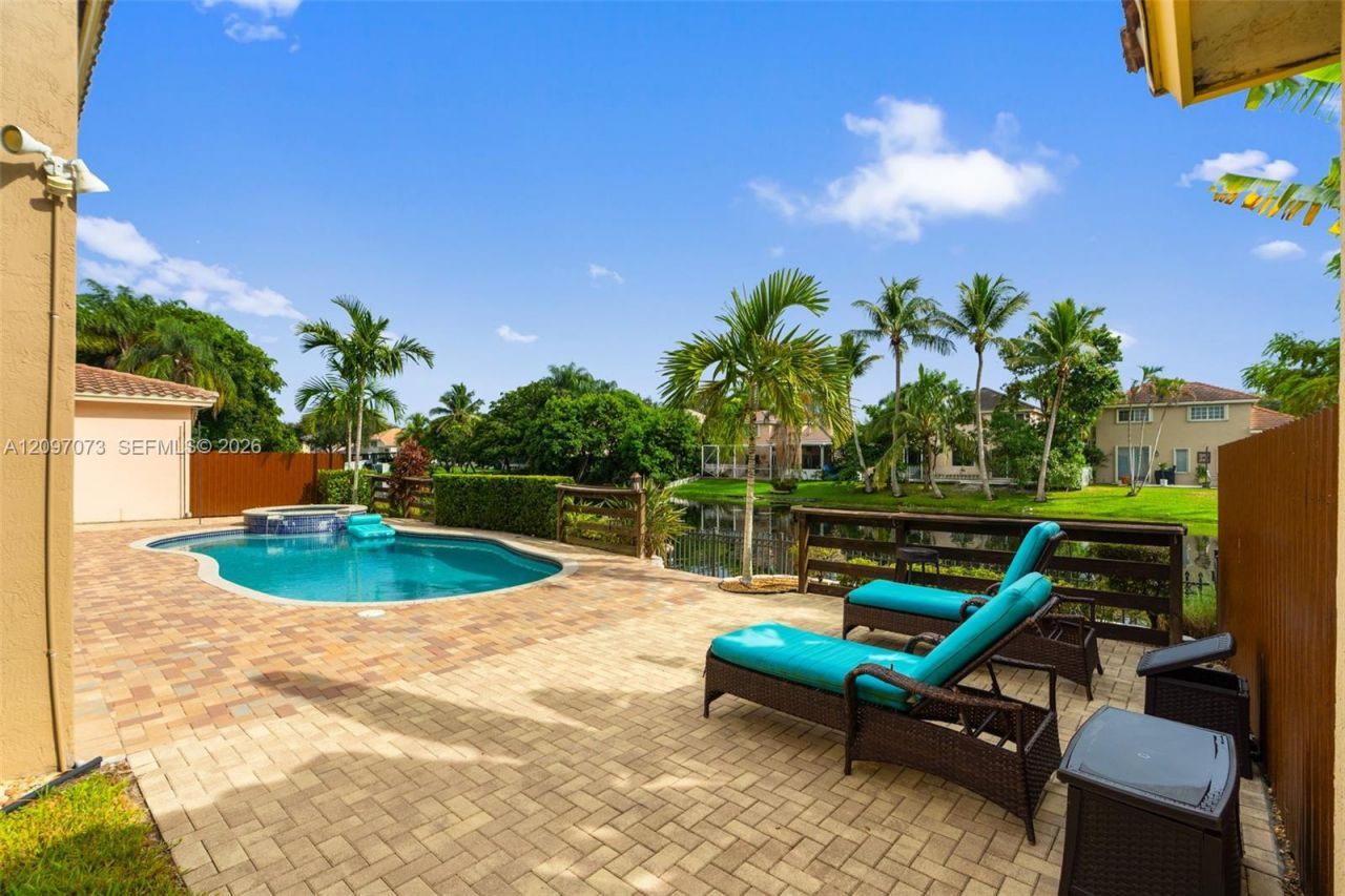 2001 NW 99th Ter, Pembroke Pines, FL 33024 Photo