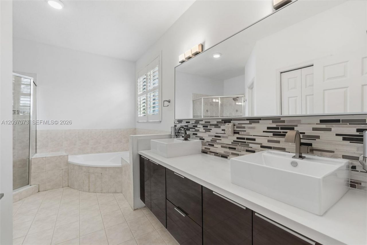 2001 NW 99th Ter, Pembroke Pines, FL 33024 Photo