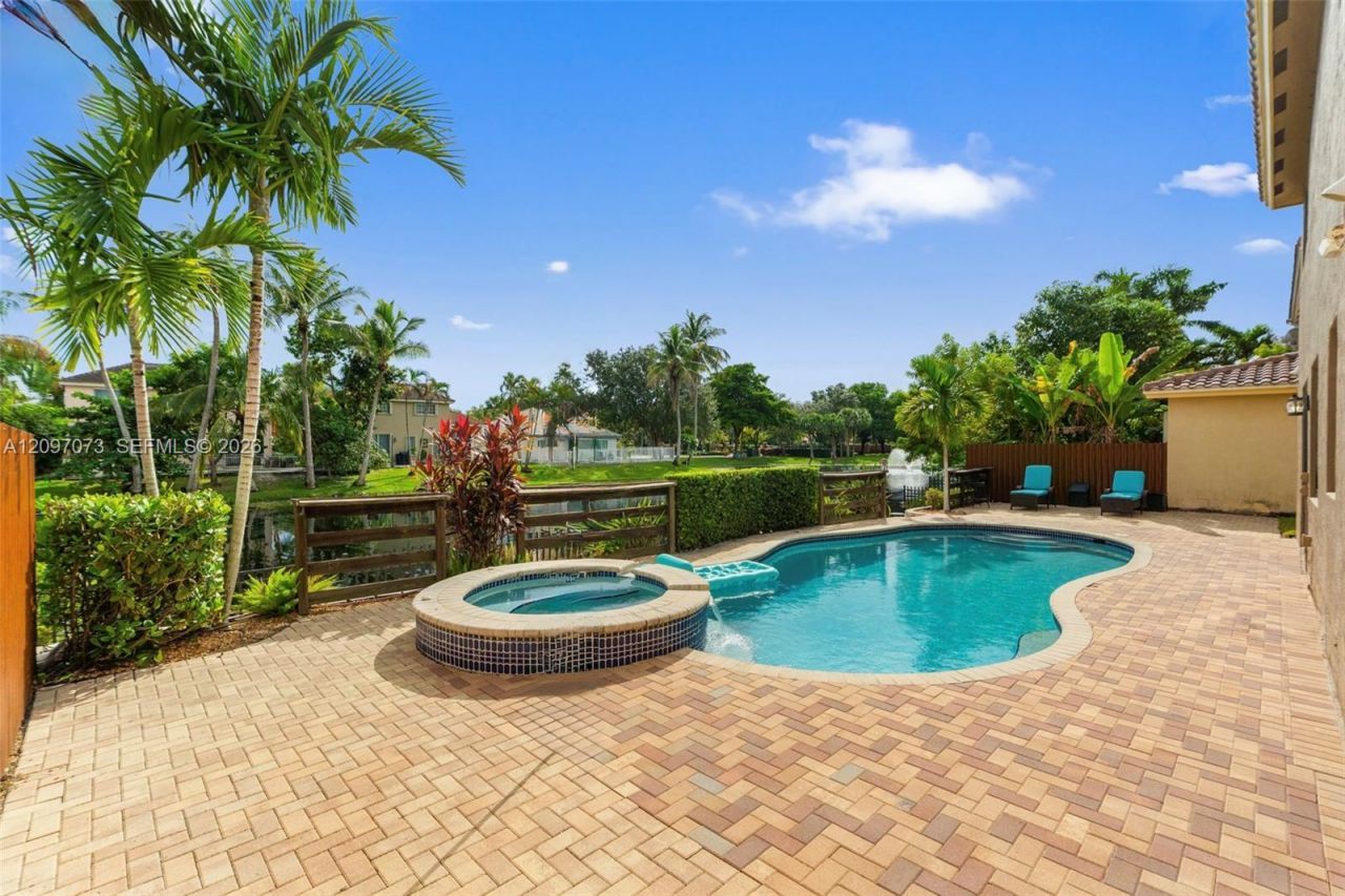 2001 NW 99th Ter, Pembroke Pines, FL 33024 Photo